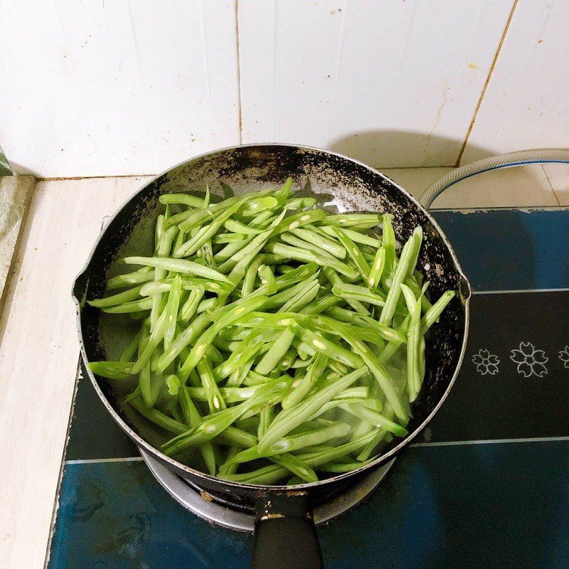 Step 2 Making Stir-fried Pork with Green Beans