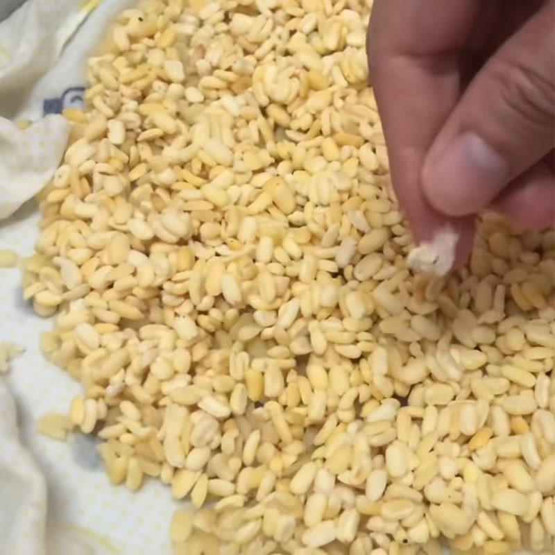 Step 3 Make mung beans Pork skin cake