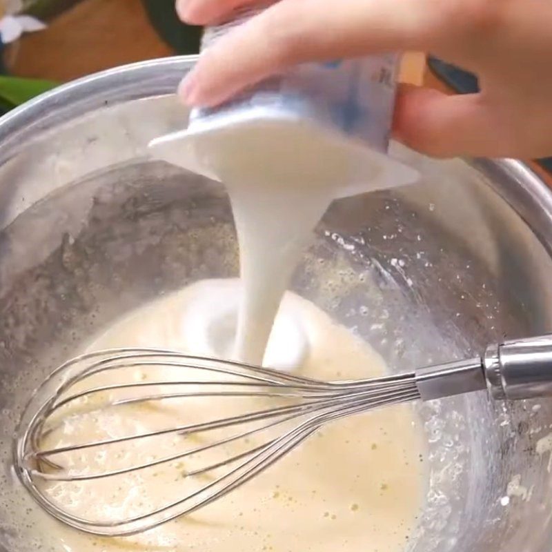 Step 2 Make yogurt custard cheese ice cream Blue Velvet yogurt cake