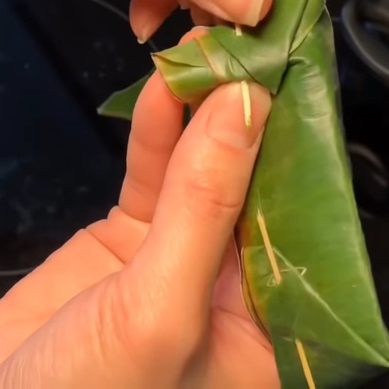 Step 1 Make banana leaf mold for Hai Phong Banh Beo