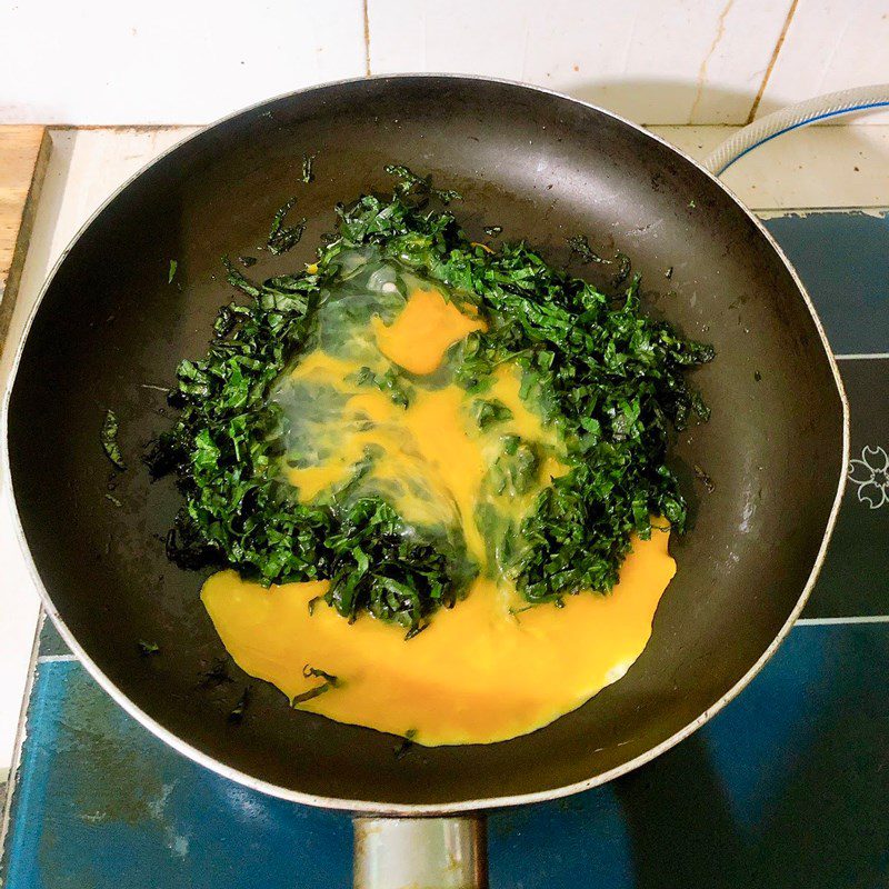 Step 2 Stir-fried betel leaves with eggs Stir-fried betel leaves with eggs