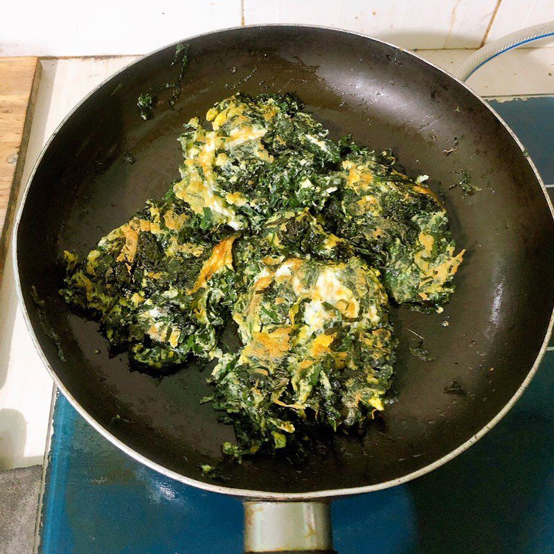 Step 2 Stir-fried betel leaves with eggs Stir-fried betel leaves with eggs