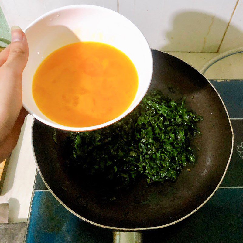 Step 2 Stir-fried betel leaves with eggs Stir-fried betel leaves with eggs