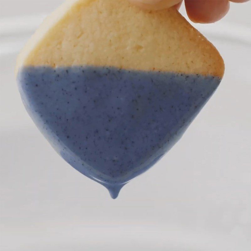 Step 4 Making the Chocolate Coating Butterfly Pea Flower Cookies