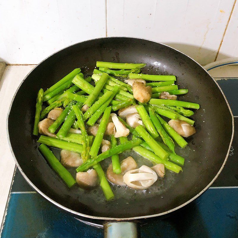 Step 3 Stir-fried asparagus with straw mushrooms Stir-fried asparagus with straw mushrooms