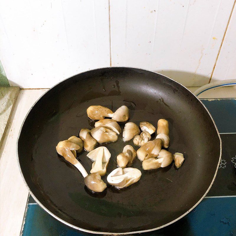 Step 3 Make stir-fried asparagus with straw mushrooms Stir-fried asparagus with straw mushrooms