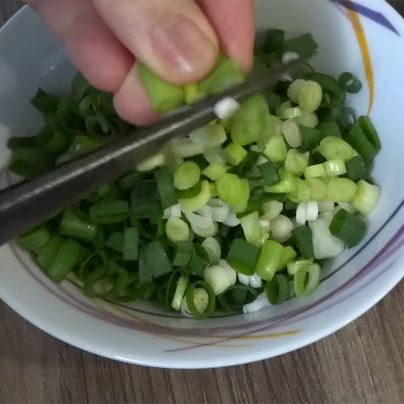 Step 4 Making scallion oil and fish sauce Grilled broken rice with pork ribs