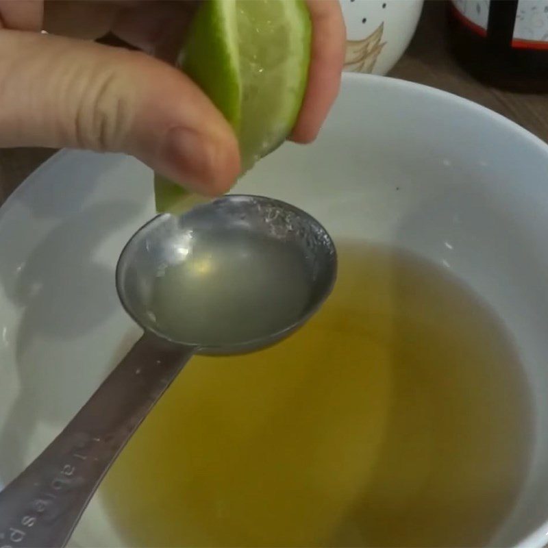 Step 4 Making scallion oil and fish sauce Grilled broken rice with pork ribs