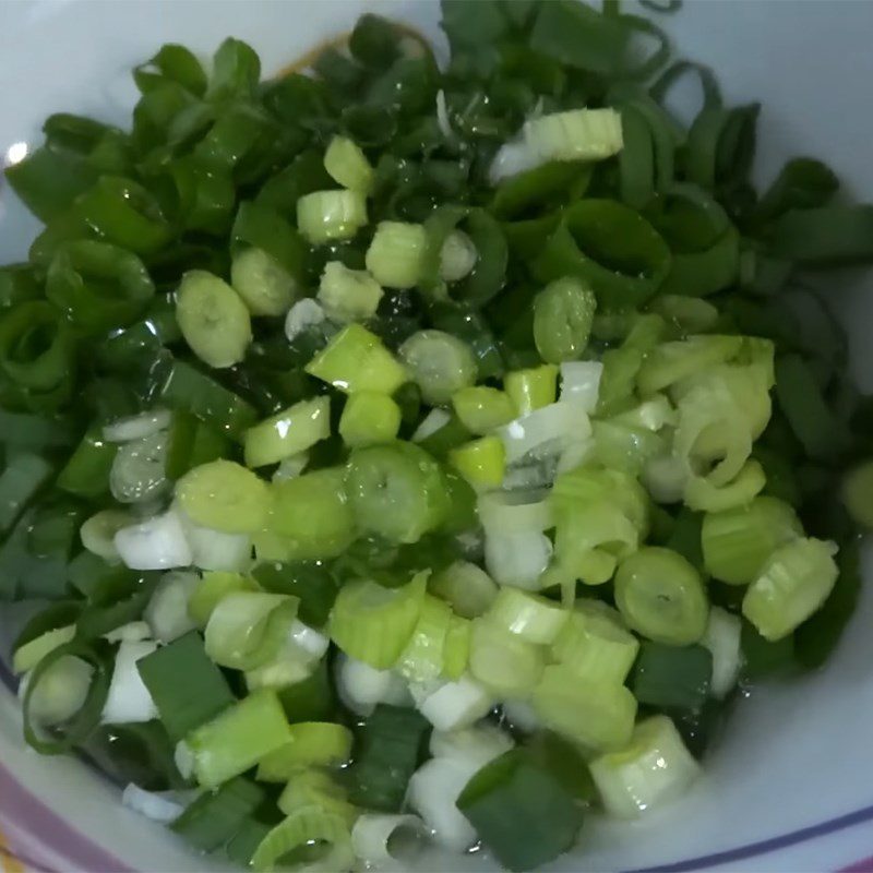 Step 4 Making scallion oil and fish sauce Grilled broken rice with pork ribs