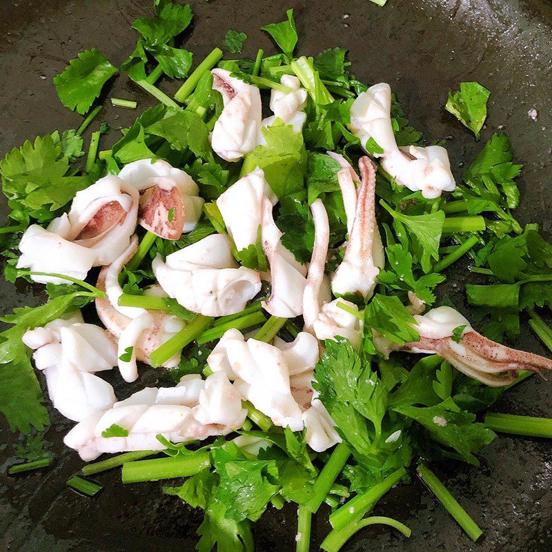 Step 2 Make stir-fried squid with celery Stir-fried squid with celery