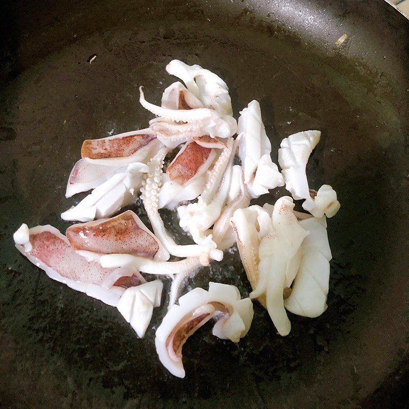 Step 2 Make stir-fried squid with celery Stir-fried squid with celery