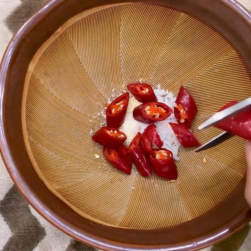 Step 2 Make salt and chili Grilled apple snails with salt and chili