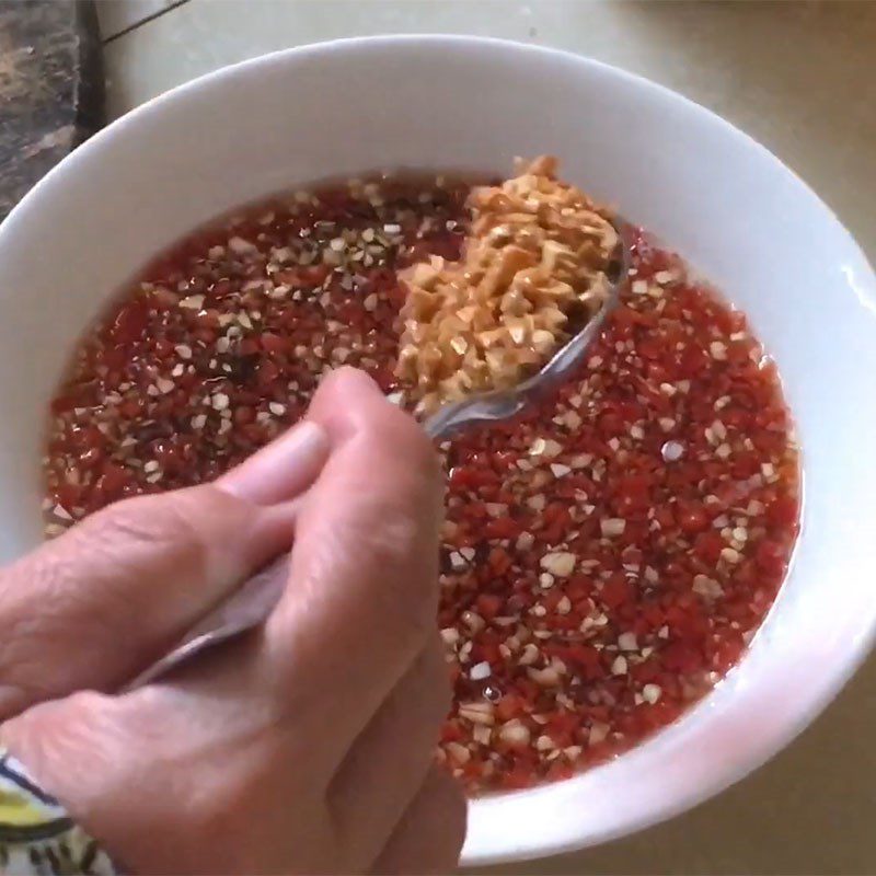 Step 4 Making tamarind fish sauce Catfish with onion steaming