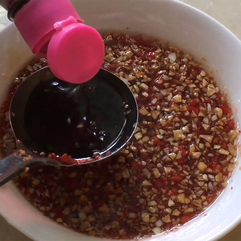 Step 4 Making tamarind fish sauce for steamed tilapia with onion