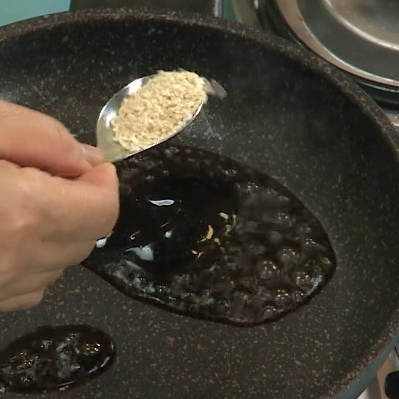 Step 4 Make the sauce Chicken sticky rice sauce