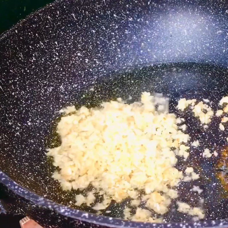 Step 3 Making garlic butter sauce, stir-frying crab Stir-fried crab with garlic butter