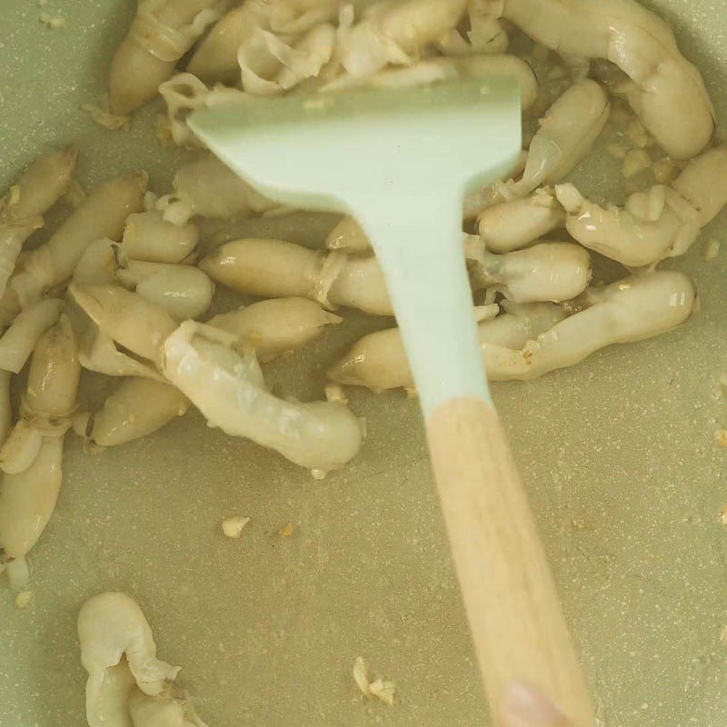 Step 3 Make salted egg sauce for razor clams