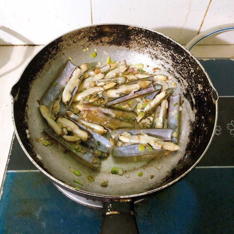 Step 2 Stir-fried razor clams with scallion oil Stir-fried razor clams with scallion oil