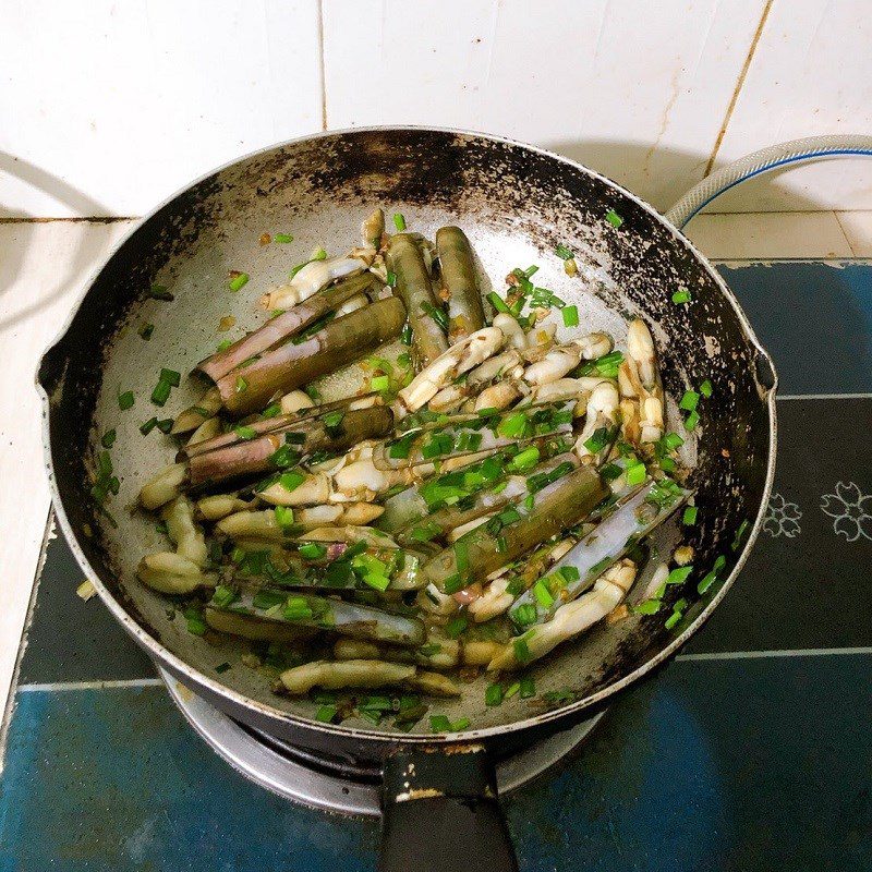 Step 2 Stir-fried razor clams with scallion oil Stir-fried razor clams with scallion oil