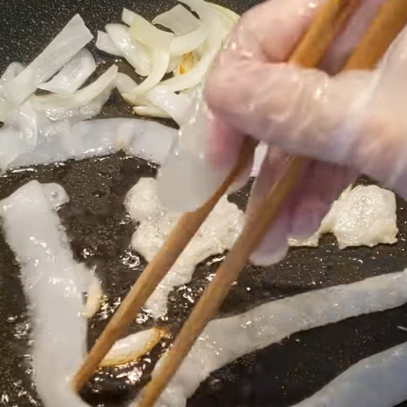 Step 3 Make crispy pan-fried pho Crispy pan-fried pho with shrimp