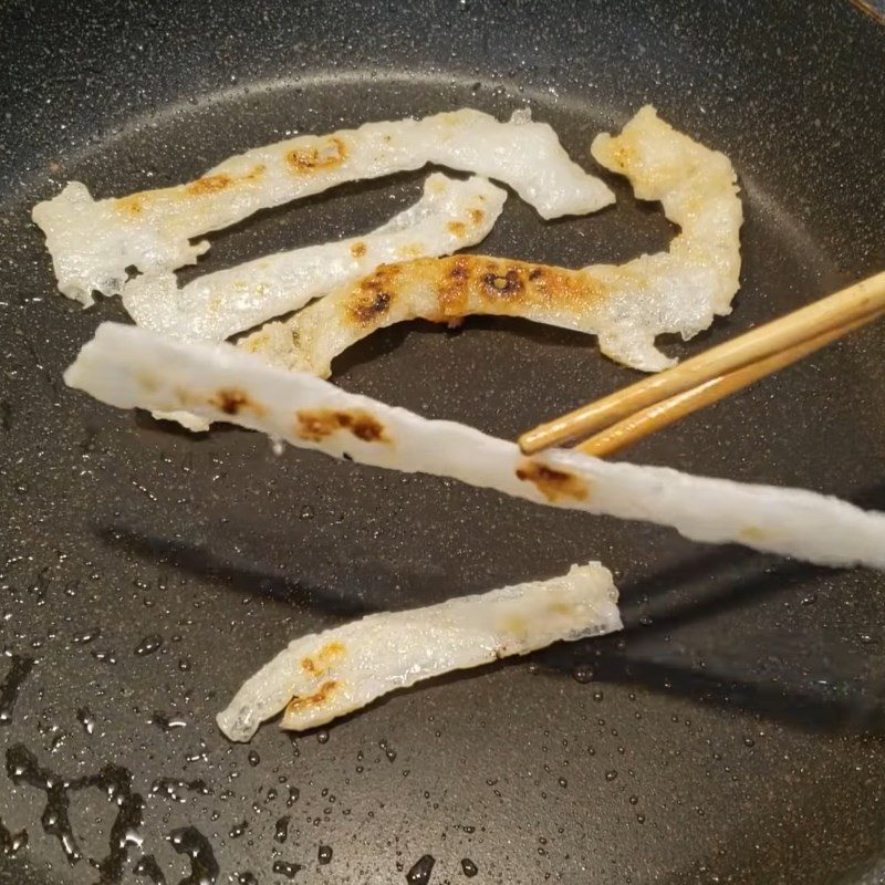 Step 3 Make crispy pan-fried pho Crispy pan-fried pho with shrimp