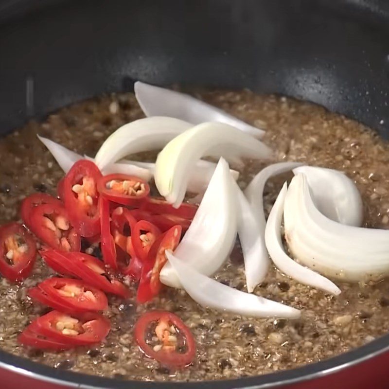 Step 4 Making the sauce Fried garlic chicken wings