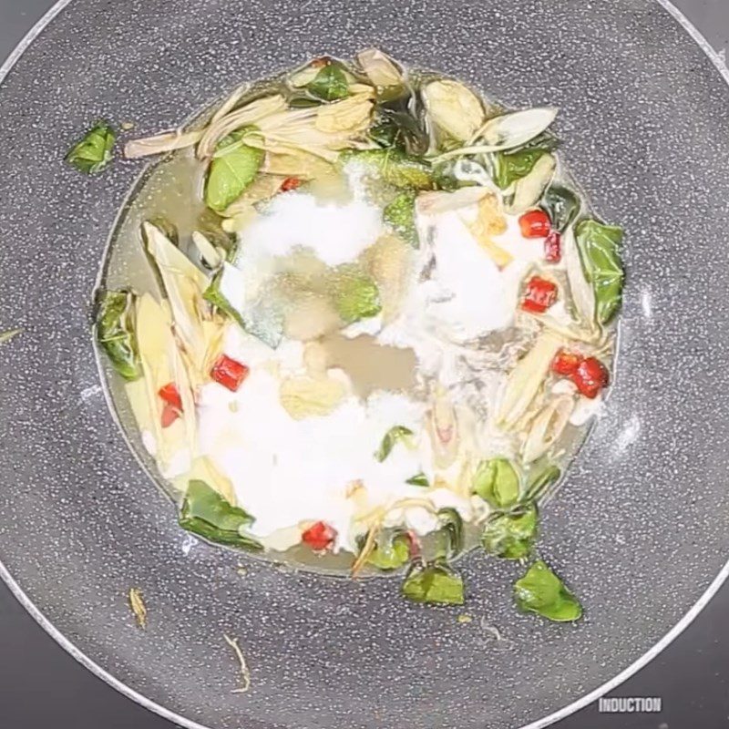 Step 2 Make coconut sauce for stir-fried snail with coconut