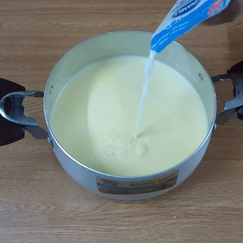 Step 2 Making corn milk Mooncake with corn milk and pandan leaves