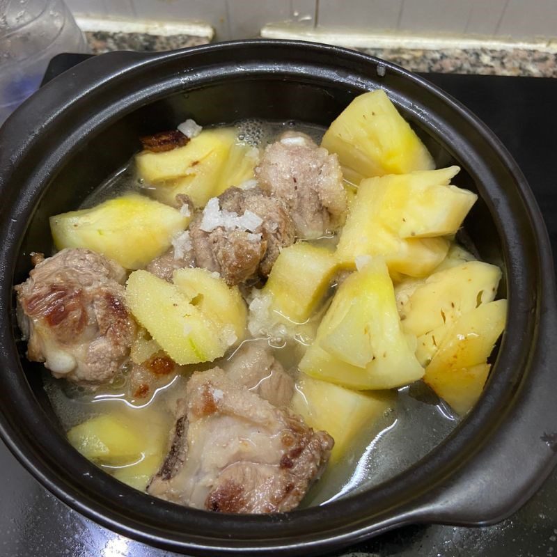 Step 3 Making fragrant braised pork ribs Braised pineapple ribs