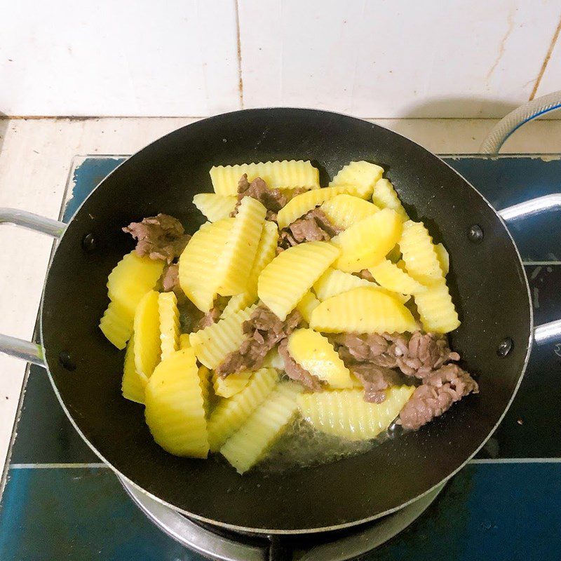 Step 3 Stir-fried beef with potatoes Stir-fried beef with potatoes