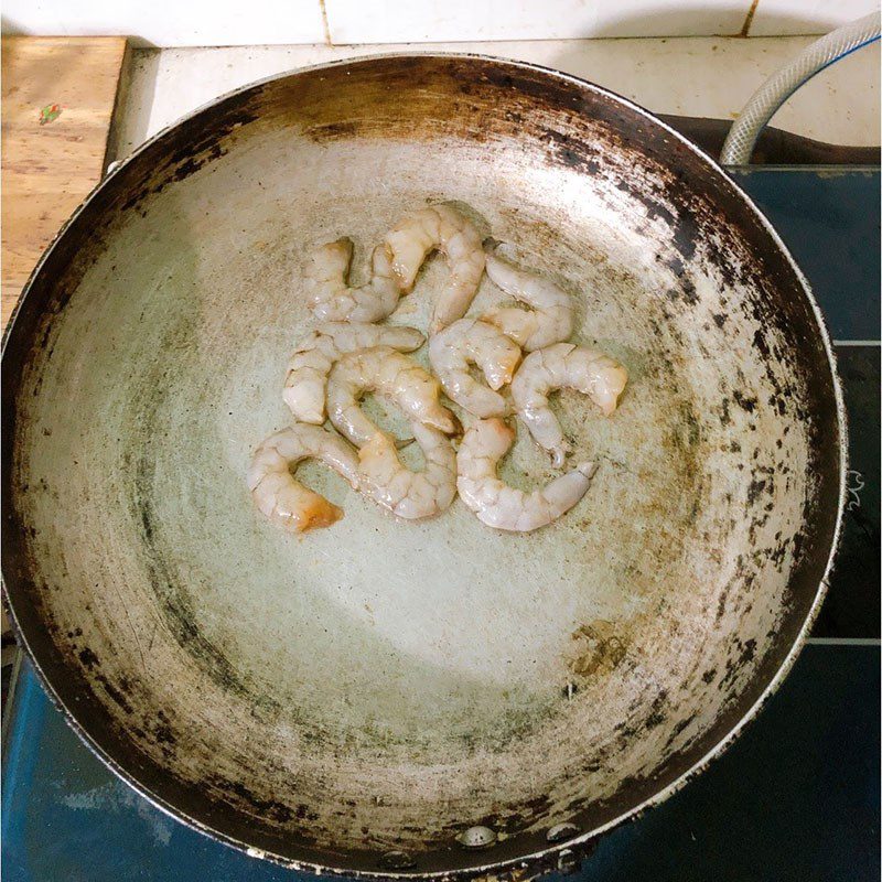 Step 2 Making stir-fried shrimp with cucumber Stir-fried shrimp with cucumber