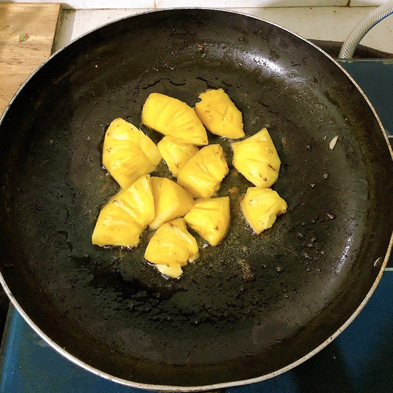 Step 2 Sautéed Shrimp with Pineapple Sautéed Shrimp with Pineapple (fragrant)