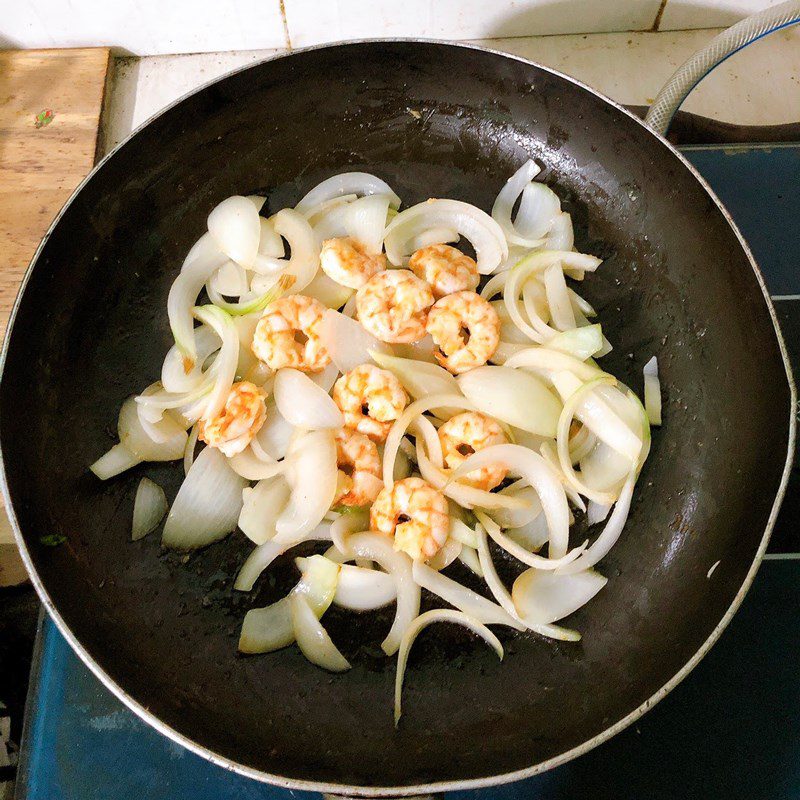 Step 2 Stir-fried shrimp with onion Stir-fried shrimp with onion