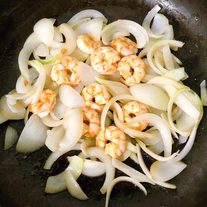 Step 2 Stir-fried shrimp with onion Stir-fried shrimp with onion