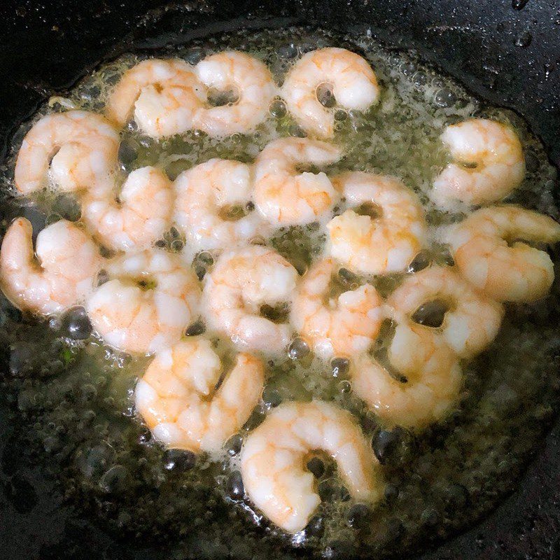 Step 2 Stir-fried shrimp with straw mushrooms Stir-fried shrimp with straw mushrooms