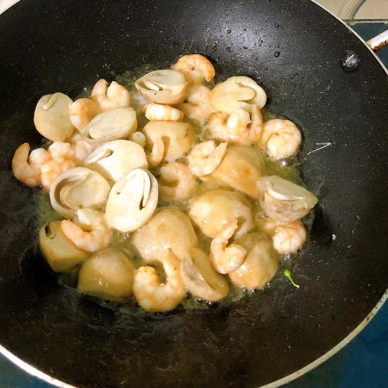 Step 2 Stir-fried shrimp with straw mushrooms Stir-fried shrimp with straw mushrooms