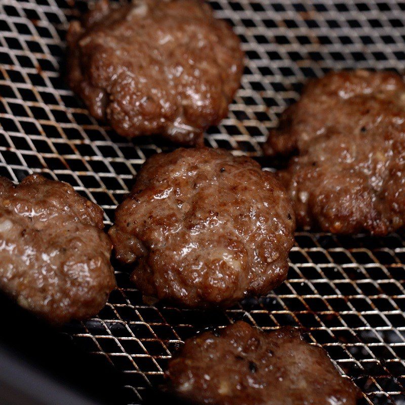 Step 5 Making beef meatballs for dragon fruit hamburger