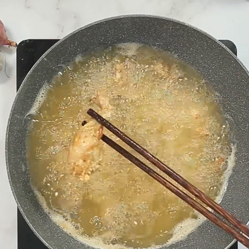 Step 3 Dust with flour and fry the frog Fried sesame frog