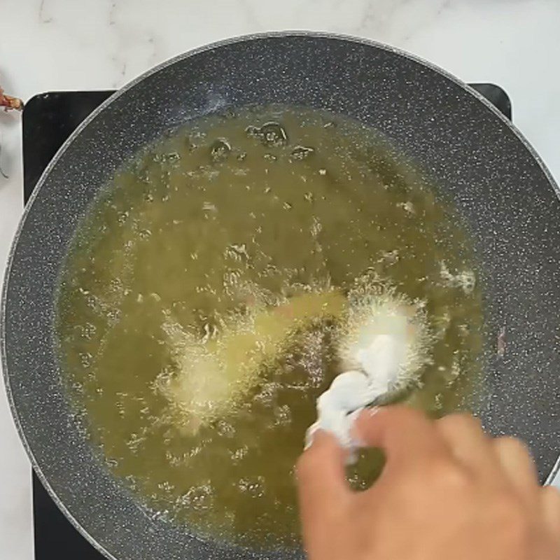 Step 3 Dust with flour and fry the frog Fried sesame frog