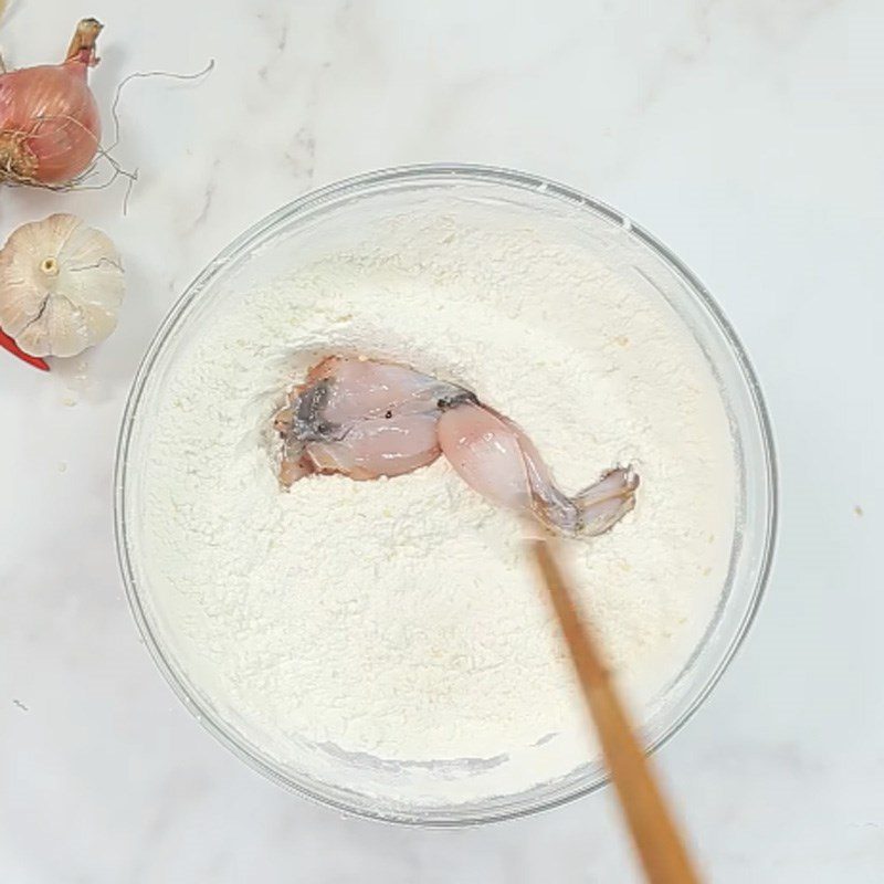 Step 3 Dust with flour and fry the frog Fried sesame frog