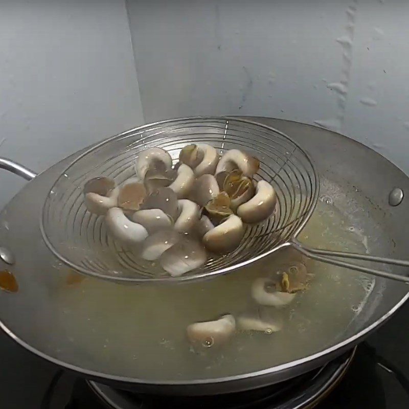 Step 1 Blanch the snails Stir-fried snails with tamarind