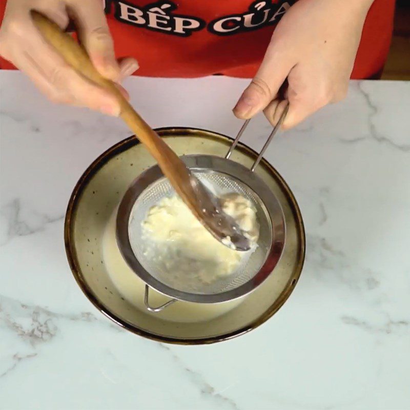 Step 3 Strain the milk mixture for cheese pudding