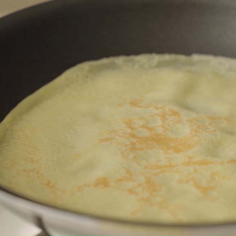 Step 2 Sift the flour mixture, fry the cake skin Neapolitan mille-feuille