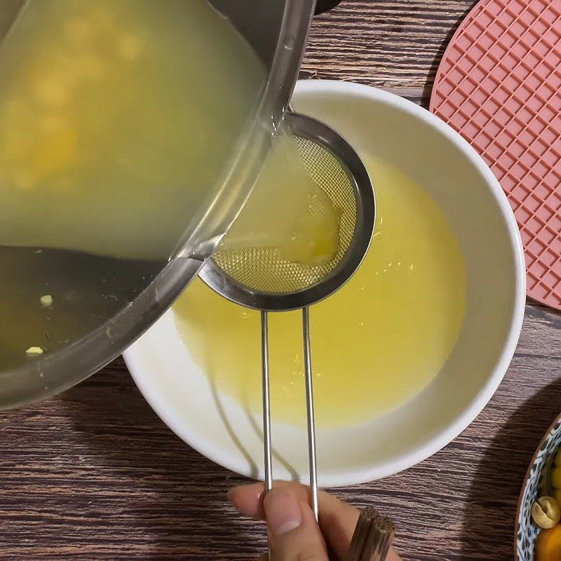 Step 3 Straining vegetable residue Dashi water