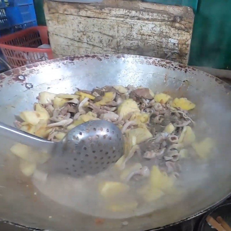 Step 3 Stir-fried goat intestines Goat intestines stir-fried with pineapple