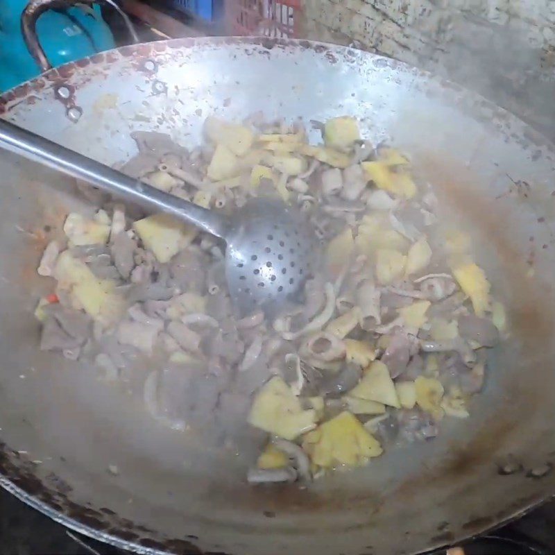 Step 3 Stir-fried goat intestines Goat intestines stir-fried with pineapple