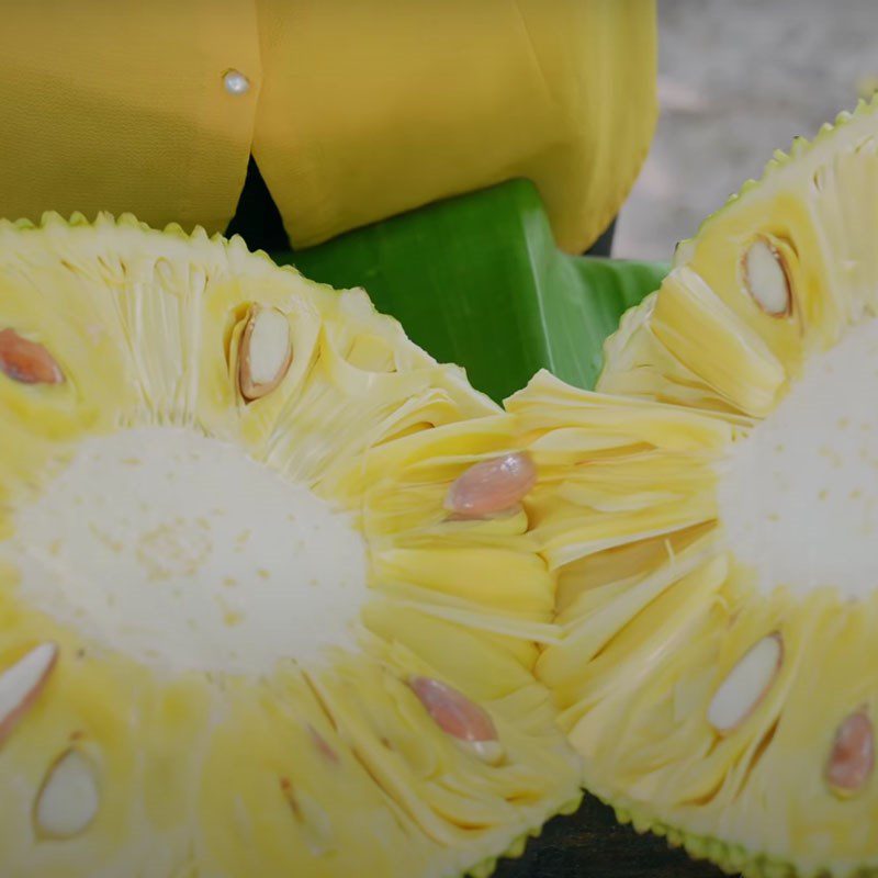 Step 1 Peeling jackfruit Xôi mít lá dứa