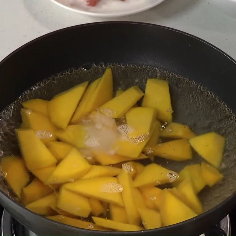 Step 3 Boil the pumpkin Stir-fried pumpkin with smoked meat