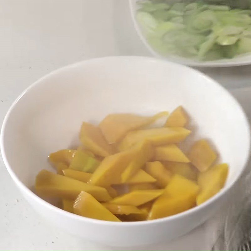 Step 3 Boil the pumpkin Stir-fried pumpkin with smoked meat