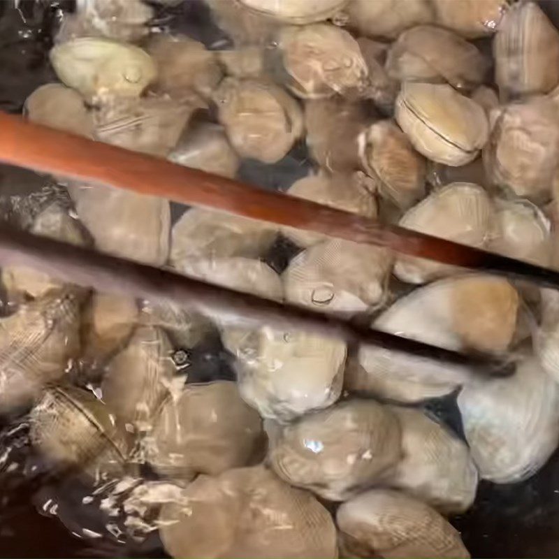 Step 3 Boiling clams for clams stir-fried with black bean sauce